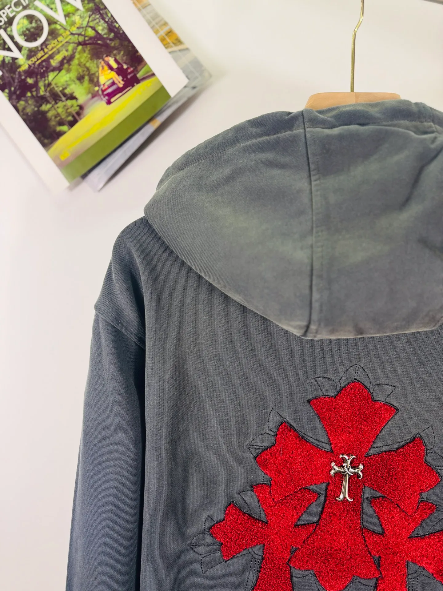 P380 top version, real shot without P, ​​different from market currency) 𝗖𝗵𝗿𝗼𝗺𝗲 𝗛𝗲𝗮𝗿𝘁𝘀/Cro Heart 2025 washed and burned flower patch embroidered autumn and winter new original single counter American patchwork 3D three-dimensional couple casual hooded cardigan sweatshirt 👑The highest version! Customized fabric 550g tripe terry fabric! American acid-washed and distressed original fabric, laser burning + leather embroidery, exquisite embroidery of letters! The best-selling model in the counter, very comfortable to wear. Accessories: original molded and authenticated collar label➕100% silk wash label. Genuine purchase-grade original hangtag➕matching hanging rope➕3D hanging beads➕original packaging bag. Craftsmanship: The original version has consistent wiring! The highest version of the armhole matching technique! Color: Gray Size: S M L XL Style No.: 6107